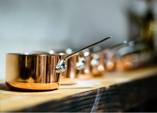 Plan sur des casseroles en cuivre luxueuses