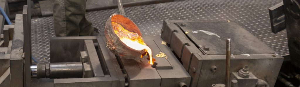 moule métallique avec vérins et coulée d'aluminium bronze