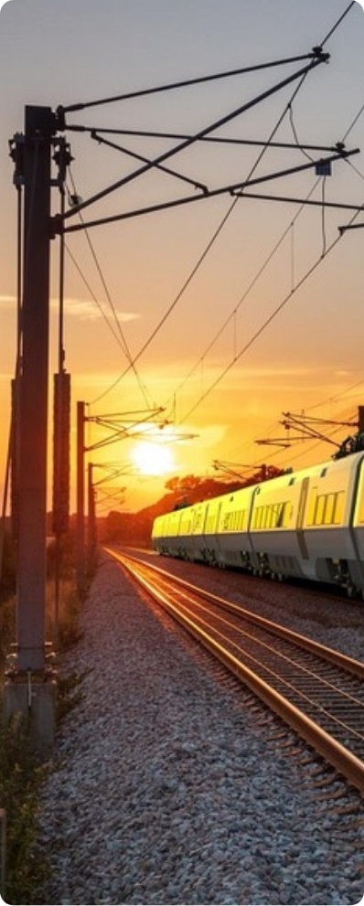 photo des catenaires sur rail devant un couché de soleil