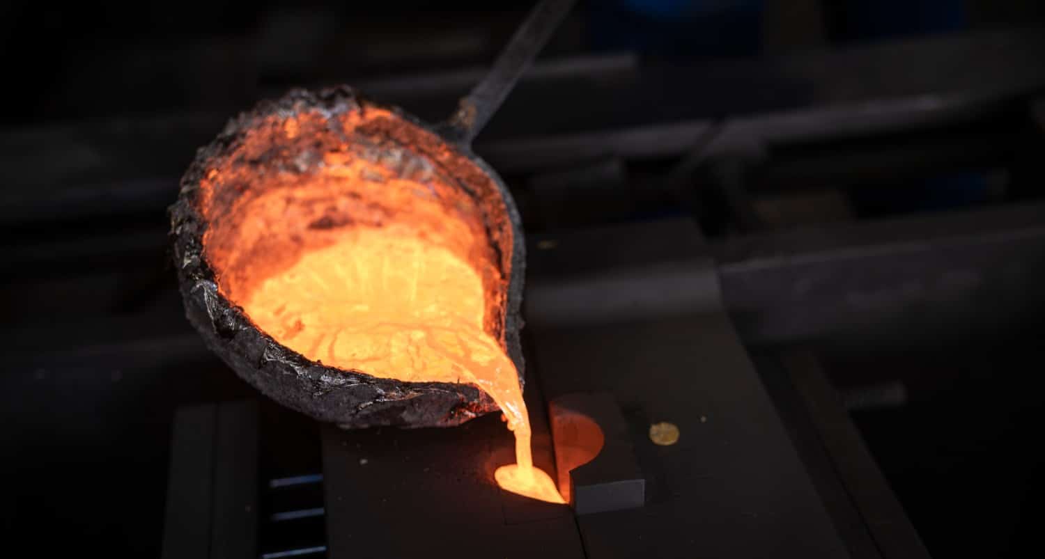 coulée d'aluminium bronze dans un moule métallique